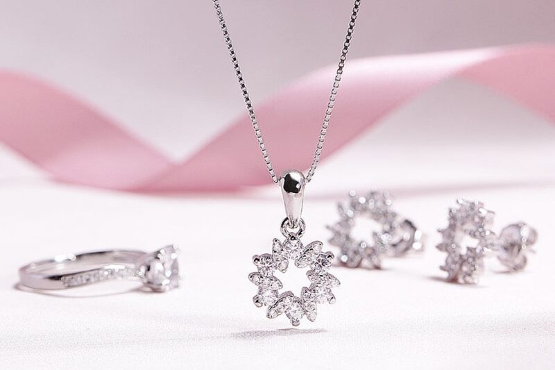 Trang sức moissanite sẽ thu hút ánh nhìn và giúp bạn nổi bật trong mọi hoàn cảnh.