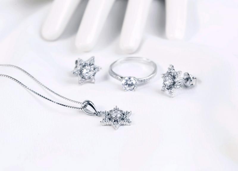 Moissanite được sản xuất và chế tác theo quy trình nghiêm ngặt